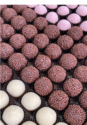 Cento de docinhos tradicionais e bolo de mousse de morango 🍓🤤🤌🏻#confeitariadesucesso #festa #brigadeiro #morango #vontade