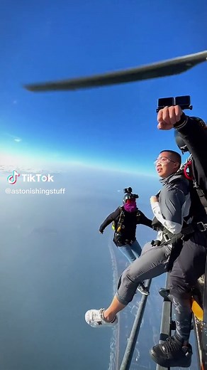 That would be so cool to go through a cloud #extremesports #skydiving