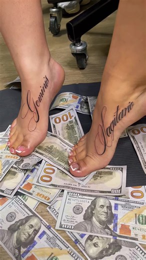 I love how these foot tattoos came out! What do you think? Would you get something like this? #foottattoo #frechtiptoes #geminis #sagitarios #tatuajes