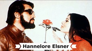 Heute ist der 3. Todestag der deutschen Schauspielerin und Autorin † Hannelore Elsner (eigentlich Hannelore Elstner). Geboren am 26. Juli 1942 in Burghausen und gestorben am 21. April 2019 in München. Hannelore Elsner macht sogar den Hotelportier nervös: Unruhig spielt er an seiner Uniform herum und schaut immer wieder in Richtung Eingang - längst sollte die Schauspielerin zum Pressetermin da sein. Doch Hannelore Elsner lässt sich Zeit, Journalisten, Fans und PR-Leute müssen warten. Sie kann es 