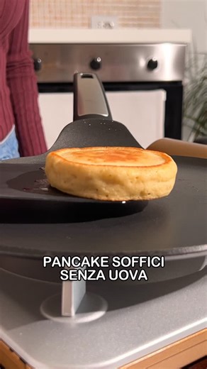 Stella e Luca. Quelli dei pancake. on Instagram: "PANCAKE SENZA UOVA 🥞 Ricetta richiestissima ⚡ Alti e soffici, anche senza uova. Abbiamo usato banana, latte di soia e limone. Il risultato? Pancake che non ti fanno sentire la mancanza delle uova. INGREDIENTI per 8 pancake 1 banana matura 130 g latte di soia 2 cucchiaini succo di limone 15 g olio 150 g farina 00 5 g lievito in polvere 1 g bicarbonato 25 g zucchero Un pizzico di sale COME FARE – Schiacciate la banana fino a purea – Aggiungete lat