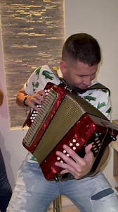 "LOS AÑOS MARAVILLOSOS DEL VALLENATO” Una de las cosas q admiro de CLAVI @jorgeclavijomusic es q a pesar de su juventud siente esta música y la interpreta con belleza, con sentido musical, no cantar por cantar "EL PERDÓN" (con una de las introducciones más hermosas del vallenato de @betovillaoficial) y un pase de los más sentidos de mi carrera) @gustavogutierrezca SE LÍOS COMPARTO CON CARIÑO 🤗 | Juancho De La Espriella