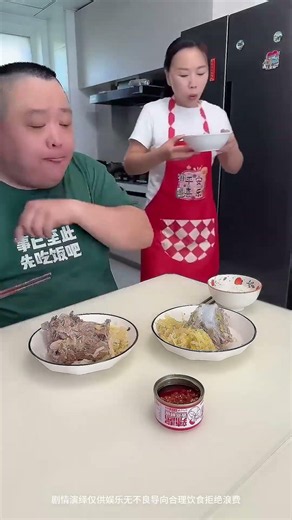 Lợi dụng tôi bận rộn để trộm và ăn miếng xương lớn của tôi từng miếng một