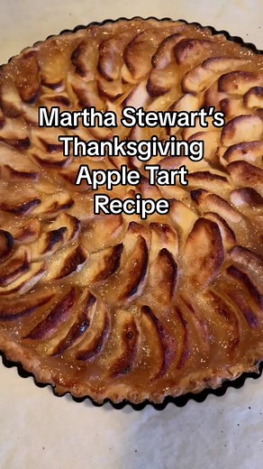 One of the gorgeous desserts I’ll be making this Thanksgiving. Fresh apples make it taste even better #thanksgiving #recipe #applepie #marthastewart