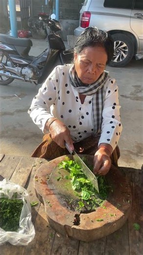 Chopping Giang Leaves, Village Style 🇰🇭