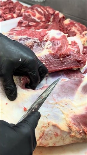 The meat deboning process #meatmarket #meat #food #cuttingskills #shortvideo
