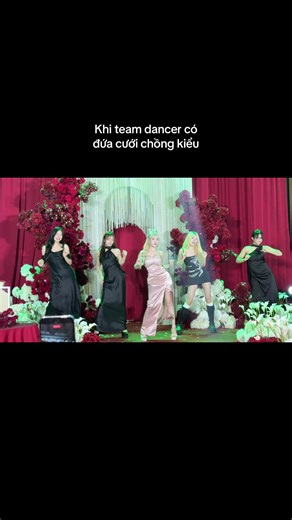 Dress Code Hồng-Đen Độc Đáo Cho Đám Cưới