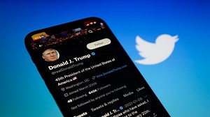 Donald Trump este din nou pe Twitter. Elon Musk i-a restabilit contul