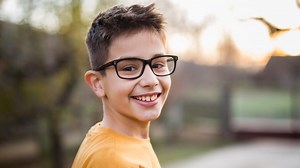 Das sind wichtige Anzeichen, dass euer Kind eine Brille braucht