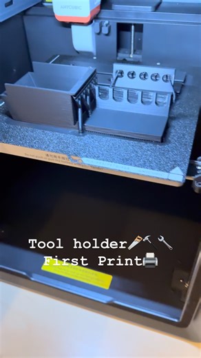 Afri on Instagram: "Tool holder ⚒️ First Print 🖨️ erster Druckversuch vom eigenen Entwurf, Wandmontage für Werkzeuge, mit Schienensystem. Wie bekommt ihr die „Spinnenweben“ weg? #anycubic #3dprint #kobras1combo #diy3dprinting #toolholder #3ddesing"