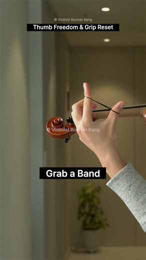 왼손 엄지 힘 안 빠져서 고생하는 분들 많으시죠? 엄지가 딱딱하게 굳으면 포지션 이동할 때도 손이 자꾸 걸리고 둔해질 수밖에 없어요. 그럴 땐 고무줄 하나 준비해서 딱 10초만 해보세요. ✅ 이런 분들께 추천해요 * 엄지가 돌처럼 굳어서 고민인 분 * 포지션 이동할 때 엄지가 잘 안 따라오는 분 * 비브라토 할 때 손 전체에 힘 들어가는 분 Go Practice! 🔥 #violin #violinist #바이올린 #violinlessons #violintips