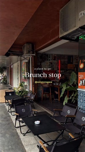 ☾ on Instagram: "Common Space ini vibesnyaa beneran bikin nyaman dan eye-catching bgtt, sampai area outdoor dan hooknyaa semuanya bikin betah buat nongkrong lama. Tempatnya juga luas, rapi, dan tiap spot tuh aesthetic 🥹🫶🏻 Cobain dehh beberapa menu mereka dan surprisingly semuanyaa enak! Harga juga masih masuk akal buat ukuran tempat senyaman ini 😩 3 menu yang aku cobain : • Truffle Gyudon – 48k • Nasi Goreng Andaiman – 40k • Raspberry Rhapsody – 48k Common Space Coffee & Bar 📍 Komp. Bumi In