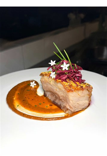 Crispy pork belly and one of the most delicous sauces. This is a mala oil based Dan Dan sauce, something I decided to cook up, salted cured egg yolk and a little heat to wake your taste buds. Full recipe linked in my bio soon ♥️ I love the sensation of Szechuan and it is so perfect in mala oil. Dan Dan sauce is typically made with chili oil but mala oil makes it have an even more interesting sensation on your tongue. I love pork belly but this is all about the sauce. This is tangy, sweet and nut