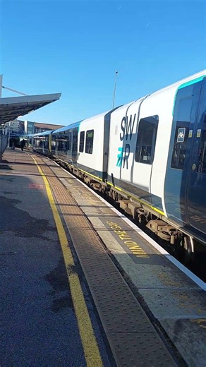 SWR Class 450 arriving into Clapham Junction