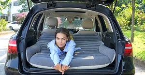 KMZ Aufblasbare SUV-Luftmatratze für Auto, LKW und Camping – tragbares, Dickes Autobett für unterwegs, inkl. 2 Kissen und elektrischer Pumpe