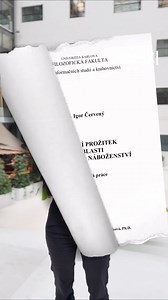 🎓 „Absolvent tohoto oboru nemá pro Českou republiku a pro českého daňového poplatníka žádný ekonomický ani humanitní přínos.“ Takto mluví zástupci Motoristů o některých humanitních oborech. Kandidát na ministra životního prostředí Igor Červený přitom získal titul za práci s názvem Imerzní prožitek v oblasti digitálního náboženství. Na třech věřících zkoumal, jak se liší zážitek z bohoslužby v kostele a ve virtuální realitě přenášené online. Univerzita práci hodnotila jako originální, oponent al