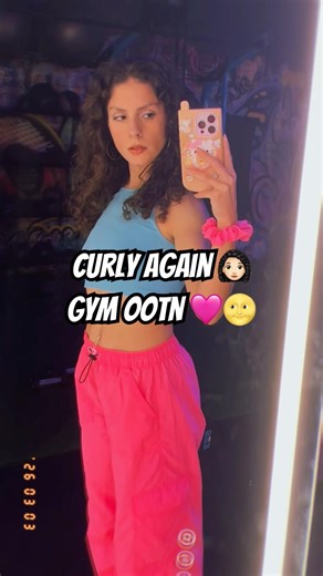 Curly + gym ootn 🌝 #gymootd #gymoutfit #curlyhair #naturalcurls #gymgirl #90svibes #colorblock