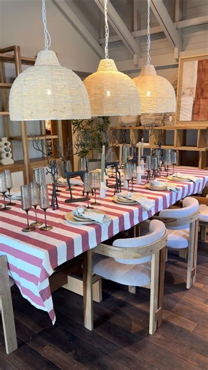 La magia de la navidad empieza en los detalles Armamos esta mesa con todo lo nuevo de la temporada, para inspirarte, acompañarte y que tu casa se llene de esa calidez que tanto nos gusta Los esperamos en el local con todo lo nuevo para que armes tu mesa navideña y llenes tu casa de magia Enchulá tu navidad🎄 | casa chula