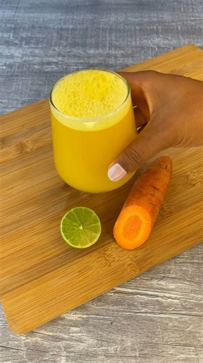 Una bebida sencilla preparada con zanahoria, limón y agua, que muchas personas incorporan en su rutina nocturna como apoyo para depurar el organismo y mantener hábitos más saludables. Ideal para tomar antes de dormir como parte de un estilo de vida equilibrado. | SanaVerde