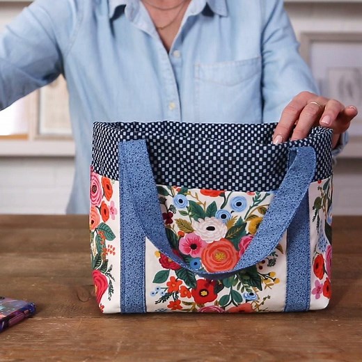 This easy-to-sew bag cleverly incorporates outer pockets for everyday necessities. Get the full instructions here: https://trib.al/gITCeNb | Better Homes & Gardens