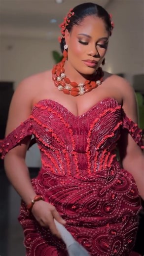 Epic Igbo bride Team Bride’s Outfit @geeandjayfashion Photography @majikphotographyelim @aiso_media Makeup Artist @vys_adorable Beads @godsgiftbeads Hairstylist @hairbykingz Frontal and hair @fannyshairworld Videographer @film.dc_creators @igbankwunigeria @bellanaijaweddings @igboweddingng #traditionalmarriage #igbowedding #enugumua #enuguphotographer #nigeriawedding #lifestyle #50mmphotography #canon50mm18 #explorepage #igbankwu #bellanaijaweddingsng_ | Traditional Wedding NG