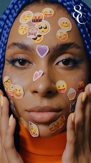 📱😄 | Emojis; el nuevo lenguaje global en pleno 2025. En 2025, los emojis dejaron de ser simples adornos para convertirse en un idioma emocional. Estas pequeñas imágenes ayudan a complementar, matizar e incluso sustituir palabras. Desde una sonrisa hasta una carita llorando de risa, su poder está en lo que no siempre se puede decir con texto. Son universales, pero ojo: su significado puede variar según el contexto cultural. 📷 Cred.: 8 Columnas #Emojis #LenguajeDigital #CulturaVisual 📱😄 | 8 C