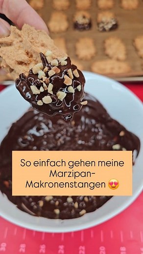 Marzipan-Makronenstangen – himmlisch saftig, nussig & einfach perfekt für die Adventszeit! 🎄💫 Außen leicht knusprig, innen wunderbar weich – und der Mix aus Zartbitterkuvertüre, Mandeln & feinem Marzipan ist einfach unschlagbar. 🤎 👉 Du brauchst: 100 g Marzipan-Rohmasse 2 Eiweiß (Größe M) 150 g Zucker 2 TL Zitronensaft 150 g gemahlene Mandeln 10 Tropfen Bittermandelöl 40 g gehackte Mandeln 175 g Zartbitterkuvertüre 1️⃣ Marzipan raspeln, Eiweiß mit Zucker steif schlagen und Zitronensaft einrüh