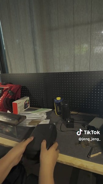 Desk Reset Decluttering to Maximize my Workspace ในที่สุด! หลังจากปล่อยให้โต๊ะทำงานกลายเป็นโบราณสถานมานาน วันนี้ฤกษ์ดีรื้อใหม่หมดจดจ้าาา ไฮไลท์คือถอยชั้นวางใหม่มาตั้งน้องกล้องตัวโปรดโดยเฉพาะ ดูดีมีระเบียบขึ้น 300% แถมได้พื้นที่คืนมาเพียบ ค่อยมีแรงปั่นงาน (หาเงินมาซื้อพร็อพเพิ่ม) หน่อย! พอของทุกอย่างมันอยู่ถูกที่ถูกทาง แล้วรู้สึกว่า Work... #WFH #graphicdesign #story #Freelance #Workspace