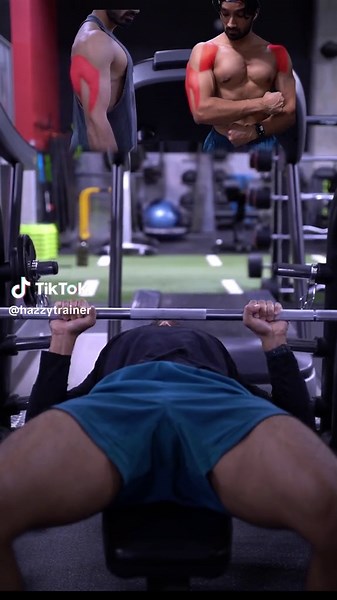 Carve your Body with Flat Barbell Bench ⚠️ . Here are 3 main variations you want to be aware of when performing Flat Bench Press. ⚠️ When performing this movement with a Closer Grip, this will emphasize primarily your Triceps. ✅ When using a Mid-Grip, this will shift the emphasis more towards the Chest & Shoulders. ✅ Lastly, when using a Wider Grip, this will shift the emphasis more towards your Chest. ✅ Want to Learn How to Pack On 10-15lbs of Muscle of Pure Muscle in Less Than 9O D4ys? Then Cl