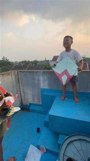 ABIL WANTS TO BUY OUT ALL THE KITES BECAUSE HE KEEPS LOSING #kites #kiteflying #kiteharness #shor...