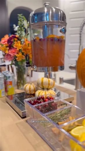 Jasmine Camble | Houston Content Creator on Instagram: "Hosting doesn’t have to be chaotic to feel special this holiday season. Start by covering your counters with kraft paper before the cooking and pouring starts. It 𝐩𝐫𝐨𝐭𝐞𝐜𝐭𝐬 𝐲𝐨𝐮𝐫 𝐬𝐮𝐫𝐟𝐚𝐜𝐞𝐬 + 𝐦𝐚𝐤𝐞𝐬 𝐜𝐥𝐞𝐚𝐧𝐮𝐩 𝐚 𝐫𝐨𝐥𝐥-𝐚𝐧𝐝-𝐭𝐨𝐬𝐬 situation. Use a beverage dispenser that does double-duty. This one 𝐥𝐨𝐨𝐤𝐬 𝐠𝐨𝐫𝐠𝐞𝐨𝐮𝐬 𝐨𝐧 𝐭𝐡𝐞 𝐜𝐨𝐮𝐧𝐭𝐞𝐫 + 𝐤𝐞𝐞𝐩𝐬 𝐡𝐨𝐭 𝐝𝐫𝐢𝐧𝐤𝐬 𝐡𝐨𝐭 & 𝐜𝐨𝐥𝐝 𝐝𝐫𝐢𝐧