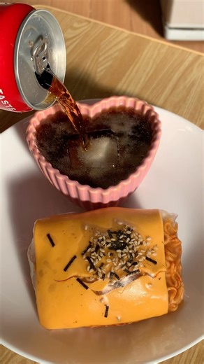 Mì Samyang phô mai với nước có ga Samyang Cheese Noodles with Sparkling Water #shorts