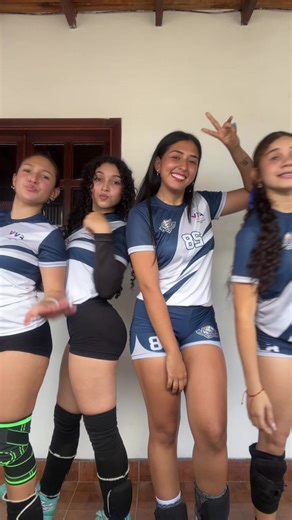 bailando para que ahorita nos bailen😜#volleyball #volleyballplayer #clashroyale #fyp #tachira @𝓨 @liviny arrieta @keiii..A