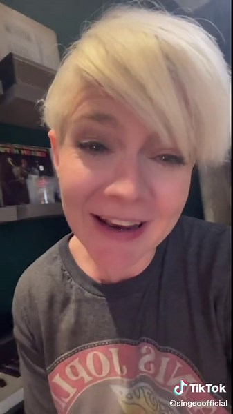 Fastest piano lesson ever! #pianolesson #singersoftiktok #singbetter #singingtips #singerstok #pianotutorial