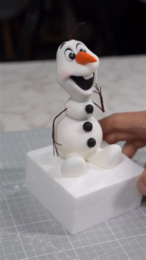 Dionis Iarovoi / Cake Artist on Instagram: "Olaf from Frozen. How to make a snowman in 20 minutes. This is the easiest way. #cakedesign #olaf #olaffrozen #art #sugarpaste #modeling #cakedecorating #fondant"