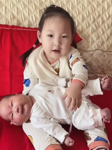 罕见的生下来后一个月一直母乳喂养的布布与两岁的姐姐多米😂#babylove #bubu #fatbaby #chinababy #babycute