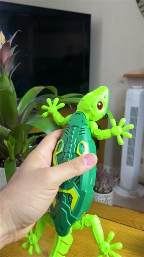 This Remote Control Lizard Climbs Walls 😳🦎