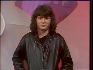 Le troisième album studio de Daniel Balavoine, "Le chanteur", est sorti il y a 44 ans le 1er juin 1978. La chanson du même titre fut d'abord la face B du single "Si je suis fou", avant de faire connaître rapidement Daniel Balavoine au grand public et devenir l'un de ses plus grands succès ! ► Réécouter l'album : https://DanielBalavoine.lnk.to/lechanteurannivFP | Daniel Balavoine