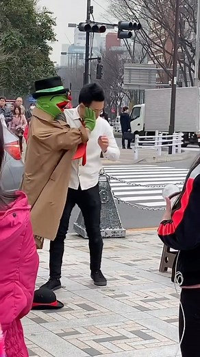 ARTWORK DAILY🎨 on Instagram: "Watch as this street performer 🎭 turns the sidewalk into his stage and the city into his audience! 🥰 (Via 1332567144 on Doüyin) Do you want an immediate feature? Contact us! 📥"