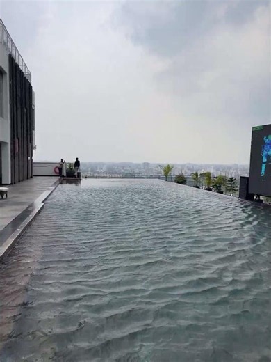 Infinity Pool of Le Meridien Hotel in 4K