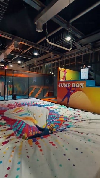 Divertimento y saltos en Fly Zone: ¡la diversión espera!