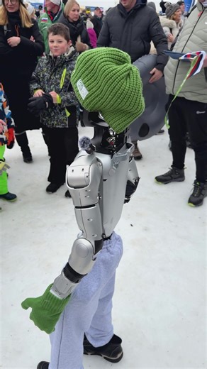 @jože 🤖 je prvi slovenski humanoidni robot, ki navija za Slovenijo 🇸🇮