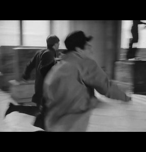 5K views · 309 reactions | Una escena emblemática de la Nouvelle Vague francesa: los protagonistas recorren el Louvre en tiempo récord. La película es Bande à part (Jean-Luc Godard, 1964) | 3 Minutos de Arte | Facebook