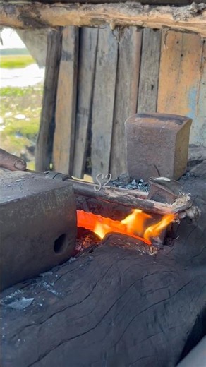 Traditional crowbar making by blacksmiths ⚒️🔥#blacksmith #hammer #craftsmanship #diy #procces #iron