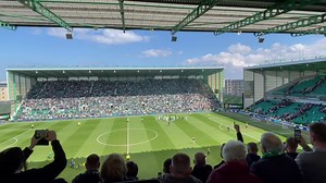 Absolutely unreal! 🇳🇬 ‘Sunshine on Leith’ rings around Easter Road after Hibs narrowly beat Hearts in the derby - their first win in this fixture since 2019 👊 | Football Scotland