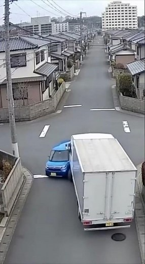 【衝撃】どっちも一時停止無視！ 住宅街の十字路で鉢合わせした結果 😱 Double Stop Sign Fail Crash