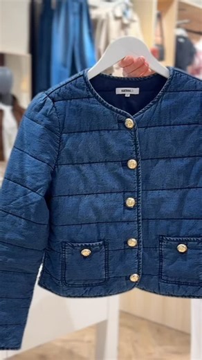 En jakke og tre antrekk🦋 Så enkel å style til alt! Oppdatert denimjakke for våren. Jakken fra Katrin Uri fås i to denimfarger, og er fin til både vide bukser, skjørt og over kjoler🤍 Nett snitt ~ nå skal vi få være femine igjen🤍 Antrekkene er kombinasjon av Katrin Uri, Cambio, MissMaya, Pourchet og Endless ➡️ hos anniogco.no i butikk og nettbutikk | Anni&Co