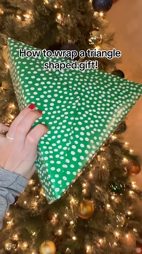 Nikki - Wrappin Queen on Instagram: "How to wrap a triangle shaped gift! #giftwrapping #giftwrappingideas #christmaswrapping"