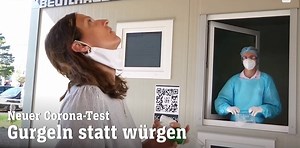 Wer schon mal einen Covid-19-Test gemacht hat, weiß: Die Abstrich-Prozedur mit dem Wattestäbchen ist unangenehm. Ein einfaches Glas Salzwasser könnte zur Alternative werden. | DER SPIEGEL