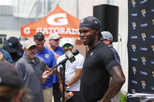 "Better than Shedeur Sanders": NFL fans react to Travis Hunter struggling with flag drill at NFLPA event